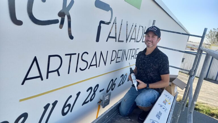 Image de Jordan sur un échafaudage en train de coller les lettres